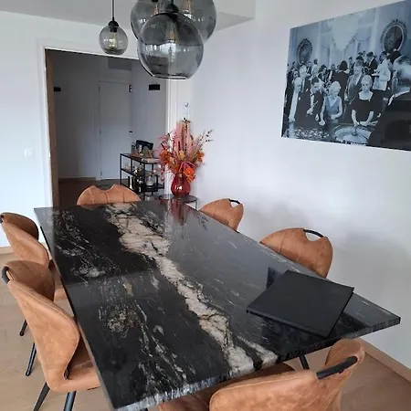 Lichtrijk En Comfortabel Hoekappartement Met Gratis Parking En Zeer Gelegen - Comme Chez Soi Ostenda
